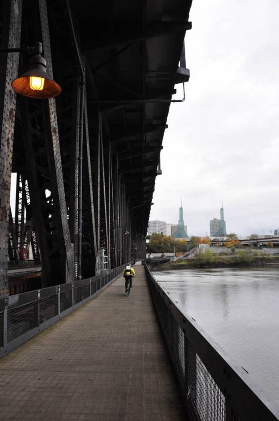 Atravessando a Iron Bridge, em Portland, no Oregon, oeste dos Estados Unidos